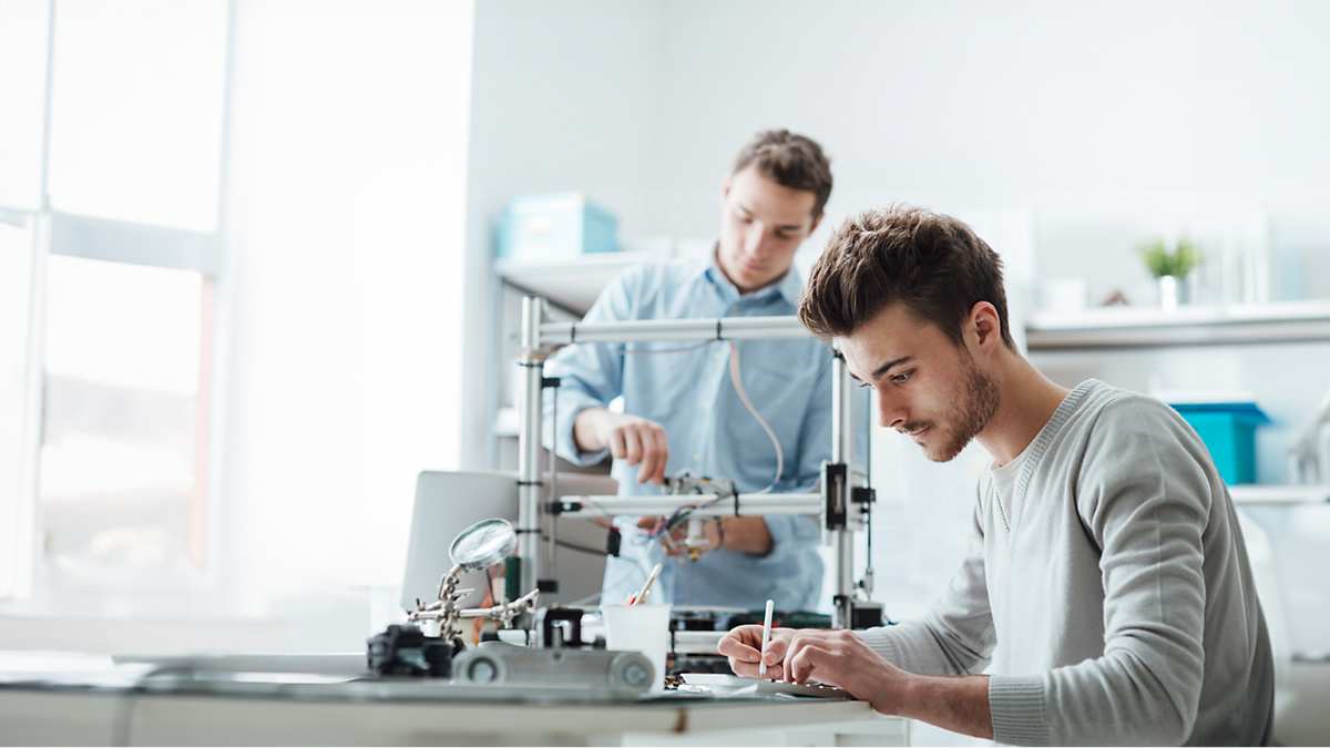 工程师们正在设计机器人