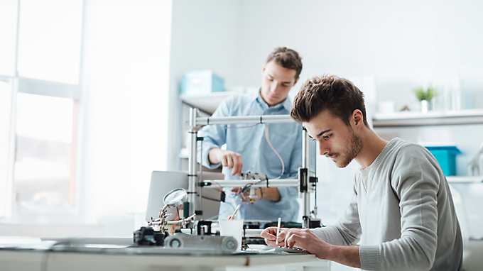 工程师们正在设计机器人