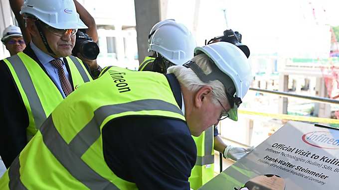 Frank-Walter Steinmeier signs on Wafer