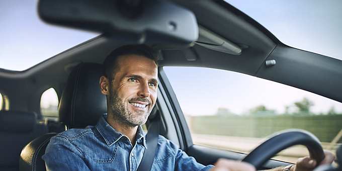 男子驾驶电动汽车