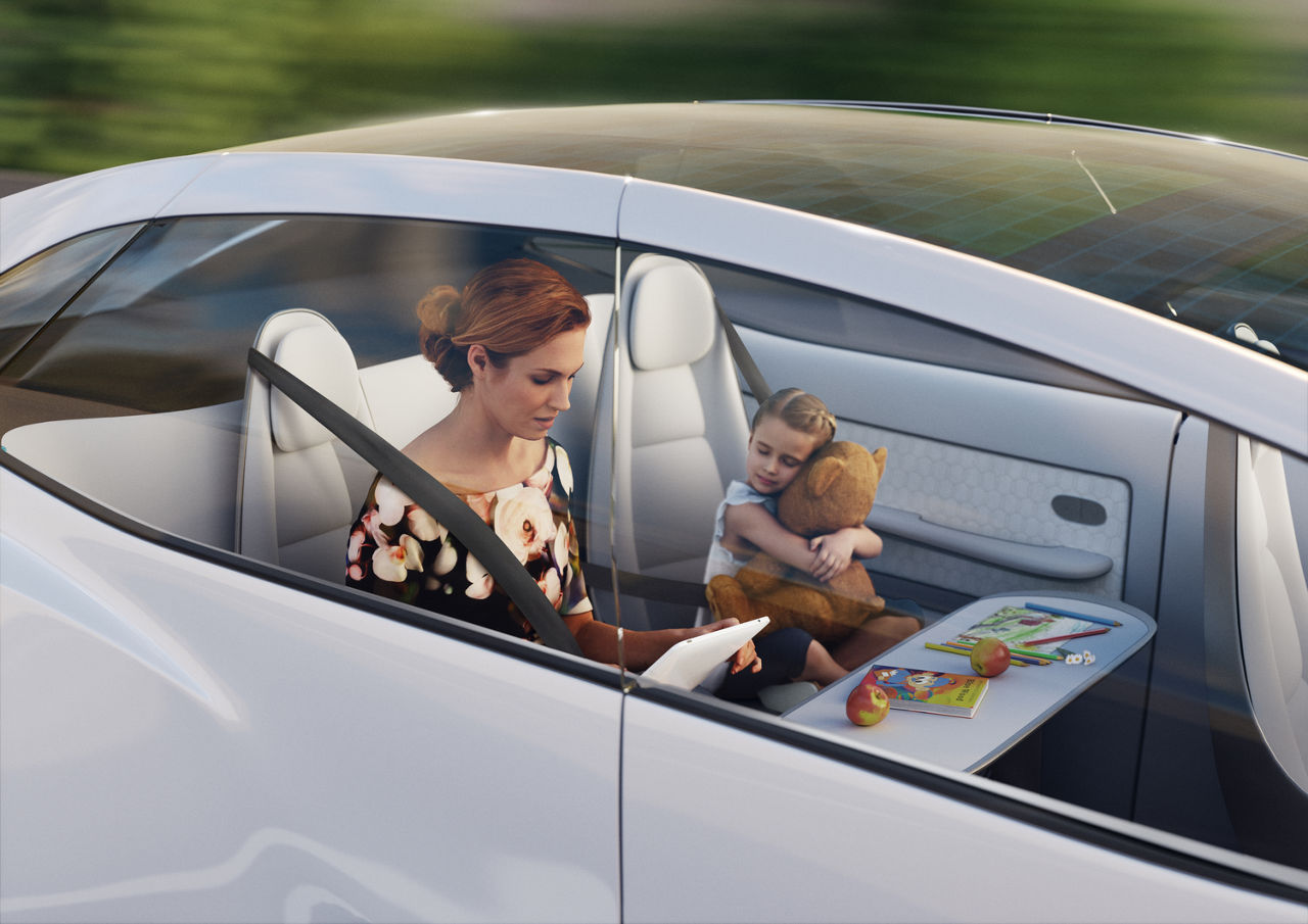 驾驶安全：母亲和孩子在车内的图片